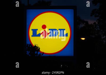 Leuchtendes Lidl-logo BEI Nacht , Deutschland, Rhénanie-Palatinat, Speyer, Deutschland, 03.09.2024, Ein leuchtendes Lidl-logo in den typischen Farben Blau, Gelb und Rot erstrahlt in der Dunkelheit. Die Aufnahme zeigt das gut erkennbare Markenzeichen des Discounters BEI Nacht. *** Lidl lumineux logo la nuit , Allemagne, Rhénanie-Palatinat, Speyer, Allemagne, 03 09 2024, Un logo Lidl lumineux dans les couleurs typiques bleu, jaune et rouge brille dans l'obscurité la photo montre la marque facilement reconnaissable du discounter la nuit Banque D'Images