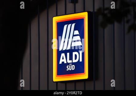 Leuchtendes ALDI Süd logo BEI Nacht , Deutschland, Rhénanie-Palatinat, Speyer, 03.09.2024, DAS leuchtende logo von ALDI Süd erstrahlt BEI Nacht auf einer dunklen Fassade. DAS Bild zeigt das markante, gut erkennbare Zeichen des bekannten Discounters in den typischen Farben Blau, Gelb und Orange. *** Logo lumineux ALDI Süd la nuit , Allemagne, Rhénanie Palatinat, Speyer, 03 09 2024, le logo lumineux d'ALDI Süd brille la nuit sur une façade sombre L'image montre le signe frappant et facilement reconnaissable du célèbre discounter dans les couleurs typiques bleu, jaune et orange Banque D'Images