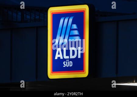 Leuchtendes ALDI Süd logo BEI Nacht , Deutschland, Rhénanie-Palatinat, Speyer, 03.09.2024, DAS leuchtende logo von ALDI Süd erstrahlt BEI Nacht auf einer dunklen Fassade. DAS Bild zeigt das markante, gut erkennbare Zeichen des bekannten Discounters in den typischen Farben Blau, Gelb und Orange. *** Logo lumineux ALDI Süd la nuit , Allemagne, Rhénanie Palatinat, Speyer, 03 09 2024, le logo lumineux d'ALDI Süd brille la nuit sur une façade sombre L'image montre le signe frappant et facilement reconnaissable du célèbre discounter dans les couleurs typiques bleu, jaune et orange Banque D'Images