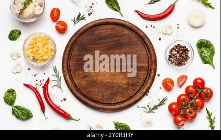 Planche à découper ronde avec ingridients pizza autour de Banque D'Images