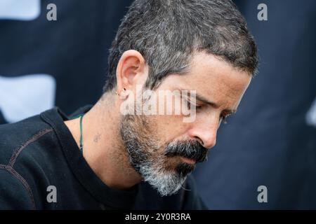 DEVENDRA BANHART, PORTRAIT FRANC, 2024 : la chanteuse Devendra Banhart rencontre des fans à la tente Rough Trade. Troisième jour du Green Man Festival 2024 à Glanusk Park, Brecon, pays de Galles, le 17 août 2024. Photo : Rob Watkins. INFO : Devendra Banhart est un auteur-compositeur-interprète vénézuélien-américain connu pour son style éclectique de mélange de genre. Souvent associée au mouvement freak-folk, sa musique combine des influences folk, psychédélique et mondiale, caractérisées par des paroles fantaisistes, des voix distinctives et une approche ludique et avant-gardiste de l'écriture. Banque D'Images