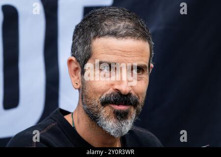 DEVENDRA BANHART, PORTRAIT FRANC, 2024 : la chanteuse Devendra Banhart rencontre des fans à la tente Rough Trade. Troisième jour du Green Man Festival 2024 à Glanusk Park, Brecon, pays de Galles, le 17 août 2024. Photo : Rob Watkins. INFO : Devendra Banhart est un auteur-compositeur-interprète vénézuélien-américain connu pour son style éclectique de mélange de genre. Souvent associée au mouvement freak-folk, sa musique combine des influences folk, psychédélique et mondiale, caractérisées par des paroles fantaisistes, des voix distinctives et une approche ludique et avant-gardiste de l'écriture. Banque D'Images