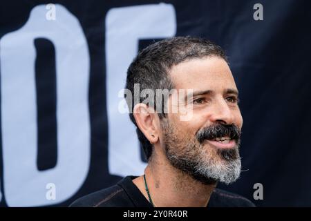 DEVENDRA BANHART, PORTRAIT FRANC, 2024 : la chanteuse Devendra Banhart rencontre des fans à la tente Rough Trade. Troisième jour du Green Man Festival 2024 à Glanusk Park, Brecon, pays de Galles, le 17 août 2024. Photo : Rob Watkins. INFO : Devendra Banhart est un auteur-compositeur-interprète vénézuélien-américain connu pour son style éclectique de mélange de genre. Souvent associée au mouvement freak-folk, sa musique combine des influences folk, psychédélique et mondiale, caractérisées par des paroles fantaisistes, des voix distinctives et une approche ludique et avant-gardiste de l'écriture. Banque D'Images