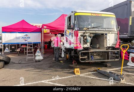 Le camion Iveco CTS#41 Racing de Simon Cole dans le garage du paddock lors de l'événement Snetterton British Truck Racing 2023, Norfolk, Royaume-Uni. Banque D'Images