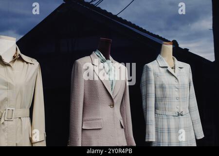 Vintage Storefront affichage de costumes d'affaires pour femmes au crépuscule dans Bukchon Hanok Village, Séoul Banque D'Images