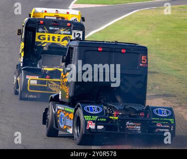 Michael Oliver dans le MAN TGX mène Adam Bint dans le Volvo lors de la course 2023 du Snetterton British Truck Racing Championship, Snetterton, Norfolk, Royaume-Uni Banque D'Images