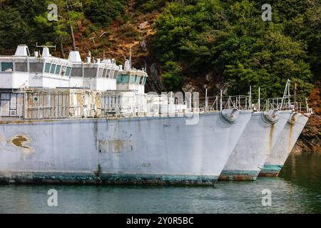 drei ehemalige Minensucher Eridan, Persee und Verseau, alle chasseur de mines tripartite, classe Eridan, Schiffsfriedhof Cimetiere des navires de Landevennec der französischen Marine an der Mündung des Fluss Aulne in die Bucht Rade de Brest, Departement Finistère Penn-Ar-Bed, Region Bretagne Breizh. Frankreich *** trois anciens dragueurs de mines Eridan, Persee et Verseau, tous chasseur de mines tripartite, classe Eridan, cimetière navire cimetière des navires de Landevennec de la Marine française à l'embouchure de la rivière Aulne dans la baie de Rade de Brest, département Finistère Penn Ar Bed, région Bretagne B. Banque D'Images