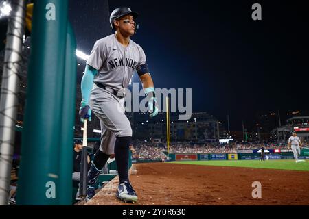 Aaron Judge #99 des Yankees de New York sort de la dugout lors d'un match contre les Nationals de Washington au Nationals Ballpark le 27 août 202 Banque D'Images