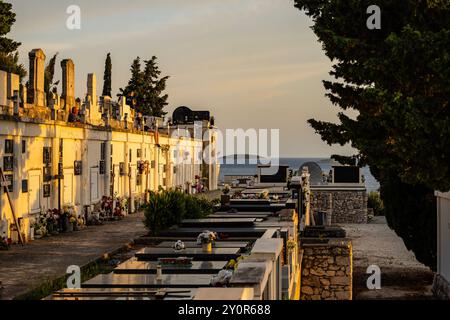 Primosten, Croatie-25 juin 2024 : touristes regardant le coucher de soleil incroyable du cimetière pittoresque sur le sommet de la colline dans la petite ville de Primosten, Croa Banque D'Images
