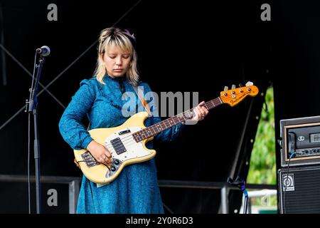 LUTALO, CONCERT, 2024 : le bassiste joue une basse Fender Mustand. Le groupe Lutalo joue The Walled Garden Stage. Troisième jour du Green Man Festival 2024 au Glanusk Park, Brecon, pays de Galles. Photo : Rob Watkins. INFO : Lutalo est un projet musical défiant le genre mené par le multi-instrumentiste américain Lutalo Jones. Mêlant des éléments de rock indépendant, de folk et de sons expérimentaux, la musique de Lutalo est introspective et socialement consciente, explorant les thèmes de l’identité, de la race et de la découverte de soi avec un côté brut et émotionnel. Banque D'Images