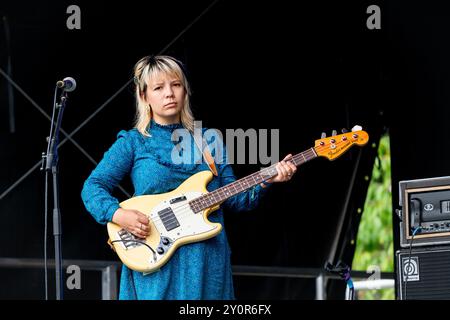 LUTALO, CONCERT, 2024 : le bassiste joue une basse Fender Mustand. Le groupe Lutalo joue The Walled Garden Stage. Troisième jour du Green Man Festival 2024 au Glanusk Park, Brecon, pays de Galles. Photo : Rob Watkins. INFO : Lutalo est un projet musical défiant le genre mené par le multi-instrumentiste américain Lutalo Jones. Mêlant des éléments de rock indépendant, de folk et de sons expérimentaux, la musique de Lutalo est introspective et socialement consciente, explorant les thèmes de l’identité, de la race et de la découverte de soi avec un côté brut et émotionnel. Banque D'Images