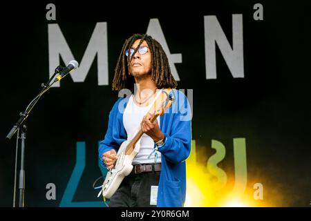 LUTALO, CONCERT, 2024 : Lutalo Jones joue une Fender Stratocaster blanche. Le groupe Lutalo joue The Walled Garden Stage. Troisième jour du Green Man Festival 2024 au Glanusk Park, Brecon, pays de Galles. Photo : Rob Watkins. INFO : Lutalo est un projet musical défiant le genre mené par le multi-instrumentiste américain Lutalo Jones. Mêlant des éléments de rock indépendant, de folk et de sons expérimentaux, la musique de Lutalo est introspective et socialement consciente, explorant les thèmes de l’identité, de la race et de la découverte de soi avec un côté brut et émotionnel. Banque D'Images