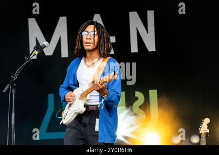 LUTALO, CONCERT, 2024 : Lutalo Jones joue une Fender Stratocaster blanche. Le groupe Lutalo joue The Walled Garden Stage. Troisième jour du Green Man Festival 2024 au Glanusk Park, Brecon, pays de Galles. Photo : Rob Watkins. INFO : Lutalo est un projet musical défiant le genre mené par le multi-instrumentiste américain Lutalo Jones. Mêlant des éléments de rock indépendant, de folk et de sons expérimentaux, la musique de Lutalo est introspective et socialement consciente, explorant les thèmes de l’identité, de la race et de la découverte de soi avec un côté brut et émotionnel. Banque D'Images