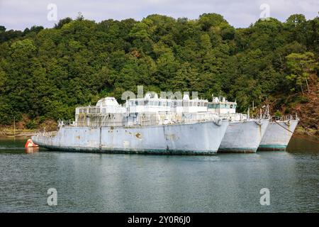 drei ehemalige Minensucher Eridan, Persee und Verseau, alle chasseur de mines tripartite, classe Eridan, Schiffsfriedhof Cimetiere des navires de Landevennec der französischen Marine an der Mündung des Fluss Aulne in die Bucht Rade de Brest, Departement Finistère Penn-Ar-Bed, Region Bretagne Breizh. Frankreich *** trois anciens dragueurs de mines Eridan, Persee et Verseau, tous chasseur de mines tripartite, classe Eridan, cimetière navire cimetière des navires de Landevennec de la Marine française à l'embouchure de la rivière Aulne dans la baie de Rade de Brest, département Finistère Penn Ar Bed, région Bretagne B. Banque D'Images