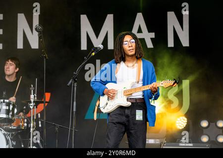 LUTALO, CONCERT, 2024 : Lutalo Jones joue une Fender Stratocaster blanche. Le groupe Lutalo joue The Walled Garden Stage. Troisième jour du Green Man Festival 2024 au Glanusk Park, Brecon, pays de Galles. Photo : Rob Watkins. INFO : Lutalo est un projet musical défiant le genre mené par le multi-instrumentiste américain Lutalo Jones. Mêlant des éléments de rock indépendant, de folk et de sons expérimentaux, la musique de Lutalo est introspective et socialement consciente, explorant les thèmes de l’identité, de la race et de la découverte de soi avec un côté brut et émotionnel. Banque D'Images