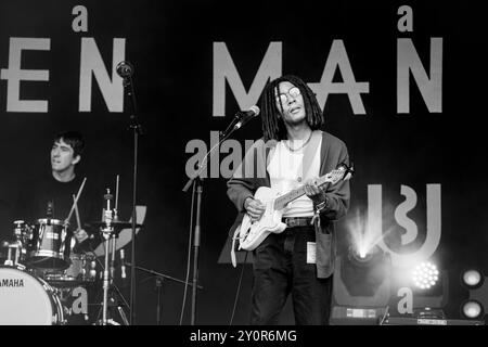 LUTALO, CONCERT, 2024 : Lutalo Jones joue une Fender Stratocaster blanche. Le groupe Lutalo joue The Walled Garden Stage. Troisième jour du Green Man Festival 2024 au Glanusk Park, Brecon, pays de Galles. Photo : Rob Watkins. INFO : Lutalo est un projet musical défiant le genre mené par le multi-instrumentiste américain Lutalo Jones. Mêlant des éléments de rock indépendant, de folk et de sons expérimentaux, la musique de Lutalo est introspective et socialement consciente, explorant les thèmes de l’identité, de la race et de la découverte de soi avec un côté brut et émotionnel. Banque D'Images