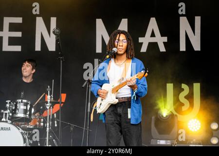 LUTALO, CONCERT, 2024 : Lutalo Jones joue une Fender Stratocaster blanche. Le groupe Lutalo joue The Walled Garden Stage. Troisième jour du Green Man Festival 2024 au Glanusk Park, Brecon, pays de Galles. Photo : Rob Watkins. INFO : Lutalo est un projet musical défiant le genre mené par le multi-instrumentiste américain Lutalo Jones. Mêlant des éléments de rock indépendant, de folk et de sons expérimentaux, la musique de Lutalo est introspective et socialement consciente, explorant les thèmes de l’identité, de la race et de la découverte de soi avec un côté brut et émotionnel. Banque D'Images