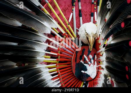 Le dos d'une robe de cérémonie d'un chef amérindien lors du 36e Powwow annuel Nansemond Indian à Suffolk, Virginie. Banque D'Images