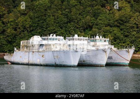 drei ehemalige Minensucher Eridan, Persee und Verseau, alle chasseur de mines tripartite, classe Eridan, Schiffsfriedhof Cimetiere des navires de Landevennec der französischen Marine an der Mündung des Fluss Aulne in die Bucht Rade de Brest, Departement Finistère Penn-Ar-Bed, Region Bretagne Breizh. Frankreich *** trois anciens dragueurs de mines Eridan, Persee et Verseau, tous chasseur de mines tripartite, classe Eridan, cimetière navire cimetière des navires de Landevennec de la Marine française à l'embouchure de la rivière Aulne dans la baie de Rade de Brest, département Finistère Penn Ar Bed, région Bretagne B. Banque D'Images