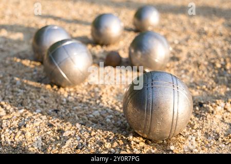 Boules de pétanque au sol, détail au premier plan, jeu typiquement français. Banque D'Images