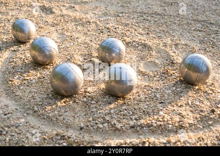 Boules de pétanque au sol, détail au premier plan, jeu typiquement français. Banque D'Images