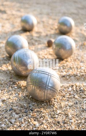 Boules de pétanque au sol, détail au premier plan, jeu typiquement français. Banque D'Images