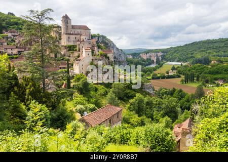 Ancien village falaise de Saint-Cirq-Lapopie dans la région Occitanie, sud-ouest de la France Banque D'Images