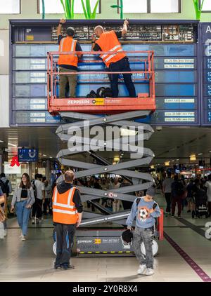 Techniker arbeiten an einer elektronischen Infotafel, Anzeigetafel für die Zugverbindungen im Hauptbahnhof Düsseldorf, NRW, Deutschland HBF Düsseldorf *** techniciens travaillant sur un panneau d'information électronique, panneau d'affichage pour les liaisons ferroviaires à la gare principale de Düsseldorf, NRW, Allemagne Düsseldorf Banque D'Images