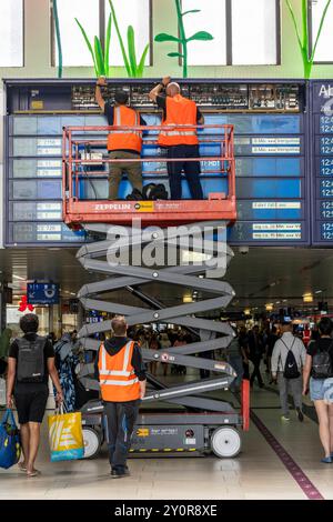 Techniker arbeiten an einer elektronischen Infotafel, Anzeigetafel für die Zugverbindungen im Hauptbahnhof Düsseldorf, NRW, Deutschland HBF Düsseldorf *** techniciens travaillant sur un panneau d'information électronique, panneau d'affichage pour les liaisons ferroviaires à la gare principale de Düsseldorf, NRW, Allemagne Düsseldorf Banque D'Images