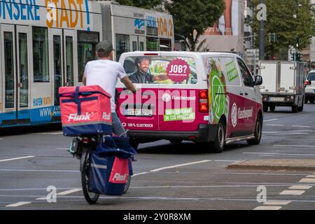 Flink Lieferdienst Kurier Radfahrer und Flaschenpost Auslieferung Fahrzeug, in Düsseldorf, NRW, Deutschland Flink Flaschenpost *** service de livraison Flink courier cycliste et véhicule de livraison de bouteilles, in Düsseldorf, NRW, Allemagne Flink Flaschenpost Banque D'Images