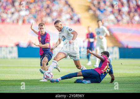 FC BARCELONE vs REAL VALLADOLID août 31,2024 Amallah du Real Valladolid dribble Marc Casado (17) du FC Barcelone (à gauche) et Lamine Yamal (19) du FC Barcelone lors du match entre le FC Barcelone et le Real Valladolid correspondant à la quatrième journée de la Liga EA Sports au stade Olimpic Lluis Companys de Montjuïc à Barcelone, Espagne. Banque D'Images