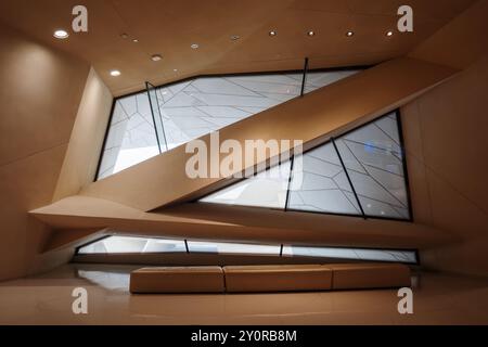 Doha, Qatar - 29 août 2024 : vue intérieure du bâtiment du Musée national du Qatar conçu par l'architecte Jean nouvel comme une rose du désert Banque D'Images