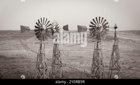 Photographie aérienne des célèbres moulins à vent de Watson Ranch au clair matin d'été ; au nord de Scottsbluff, Nebraska, États-Unis. Banque D'Images