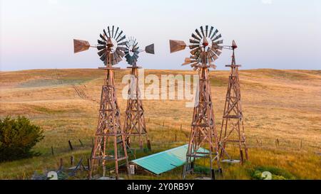 Photographie aérienne des célèbres moulins à vent de Watson Ranch au clair matin d'été ; au nord de Scottsbluff, Nebraska, États-Unis. Banque D'Images