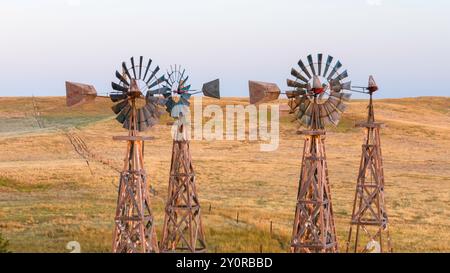 Photographie aérienne des célèbres moulins à vent de Watson Ranch au clair matin d'été ; au nord de Scottsbluff, Nebraska, États-Unis. Banque D'Images