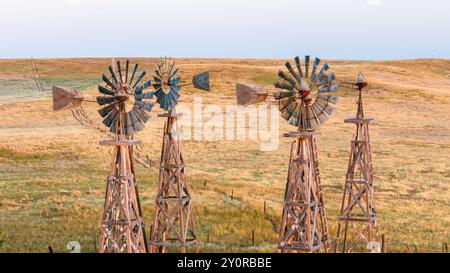 Photographie aérienne des célèbres moulins à vent de Watson Ranch au clair matin d'été ; au nord de Scottsbluff, Nebraska, États-Unis. Banque D'Images