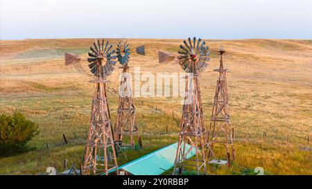 Photographie aérienne des célèbres moulins à vent de Watson Ranch au clair matin d'été ; au nord de Scottsbluff, Nebraska, États-Unis. Banque D'Images