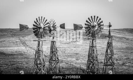 Photographie aérienne des célèbres moulins à vent de Watson Ranch au clair matin d'été ; au nord de Scottsbluff, Nebraska, États-Unis. Banque D'Images