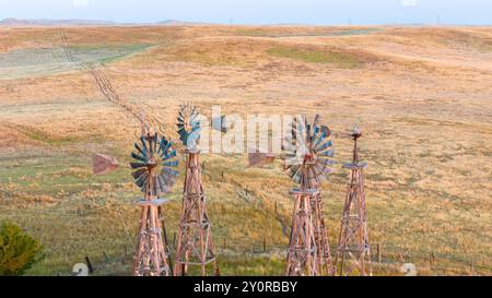 Photographie aérienne des célèbres moulins à vent de Watson Ranch au clair matin d'été ; au nord de Scottsbluff, Nebraska, États-Unis. Banque D'Images