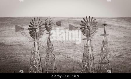 Photographie aérienne des célèbres moulins à vent de Watson Ranch au clair matin d'été ; au nord de Scottsbluff, Nebraska, États-Unis. Banque D'Images