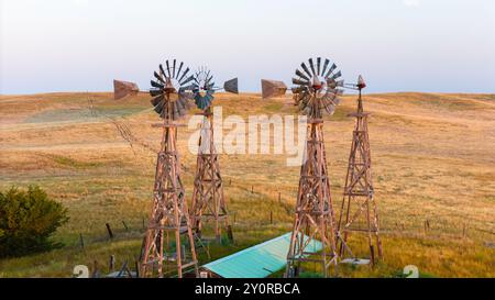 Photographie aérienne des célèbres moulins à vent de Watson Ranch au clair matin d'été ; au nord de Scottsbluff, Nebraska, États-Unis. Banque D'Images