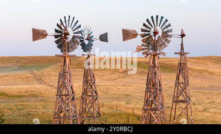 Photographie aérienne des célèbres moulins à vent de Watson Ranch au clair matin d'été ; au nord de Scottsbluff, Nebraska, États-Unis. Banque D'Images