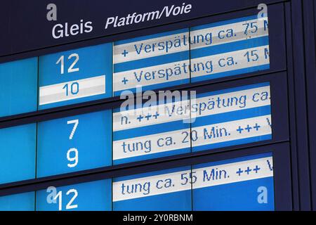 Verspätungen BEI der Bahn. Bahnhofstafel im Hauptbahnhof Hannover zeigt die verspätete Abfahrt von Zügen an. 2,9.2024. --- retards dans le train. Le panneau de la gare principale de Hanovre (Allemagne) indique le départ retardé des trains. 2 septembre 2024. Banque D'Images