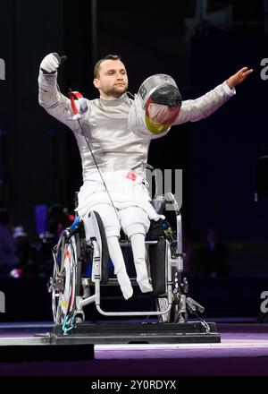 Paris, France. 03 septembre 2024. Paralympiques, Paris 2024, escrime en fauteuil roulant, Grand Palais, sabre, hommes, catégorie A, finale, Maurice Schmidt (R), originaire d'Allemagne, célèbre sa médaille d'or après sa victoire contre Piers Gilliver (Grande-Bretagne). Crédit : Julian Stratenschulte/dpa/Alamy Live News Banque D'Images