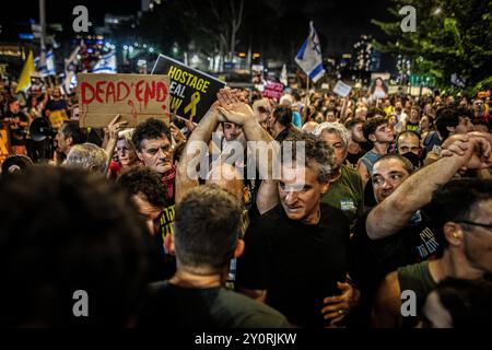 Tel Aviv, 03/09/2024, des manifestants israéliens sont repoussés par un policier en tissu nu lors d'une manifestation aux côtés du ministère de la Défense à tel Aviv mardi 3 septembre 2024.des milliers de personnes se sont rassemblées à tel Aviv et à travers Israël, trois jours après que les corps de Carmel Gat, Eden Yerushalmi, Hersh Goldberg-Polin, Alexander Lobanov, Almog Sarusi et Maître Sgt Ori Danino, ont été sauvés de Gaza. Les manifestants demandent au premier ministre Benjamin Netanyahu et à son gouvernement de conclure un accord pour obtenir la libération des otages restants pris par le Hamas lors des attaques du 7 octobre. Photo par Eyal Wa Banque D'Images