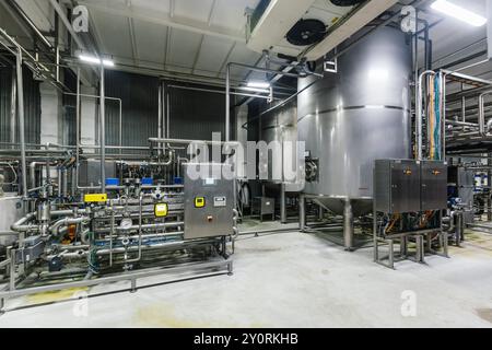 Ligne de production de brasserie moderne. Équipement de filtration et machines de pompage. Banque D'Images