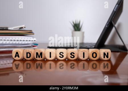 MOT D'ADMISSION écrit sur un bloc de bois. TEXTE D'ADMISSION sur la table de ciment pour votre conception, concept. Banque D'Images