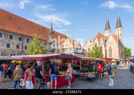 Square Altstadtmarkt, House Gewandhaus, Church réunissant Martini FLTR, Fountain Altstadtmarktbrunnen, Weekly Market Braunschweig, Brunswick Niedersachsen, l Banque D'Images