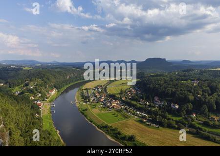 Le Bastei est une formation rocheuse avec une plate-forme d'observation en Suisse saxonne sur la rive droite de l'Elbe dans la municipalité de Lohmen entre Banque D'Images