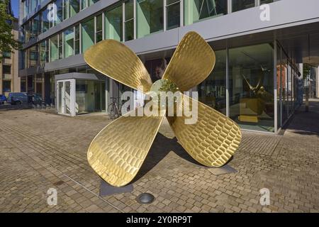 Hélice de navire en laiton comme décoration devant le bâtiment de location de bureaux Regus, ville libre et hanséatique de Hambourg, ville hanséatique, independe Banque D'Images